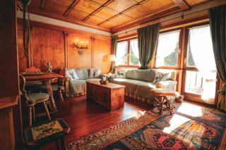 Cortina Wood Home - a short walk from the center - 0