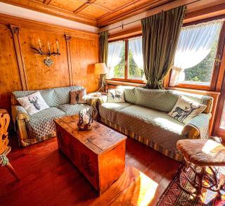 Cortina Wood Home - a short walk from the center - 2