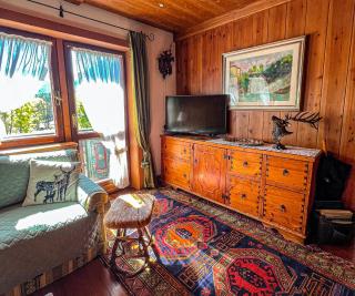 Cortina Wood Home - a short walk from the center - 1