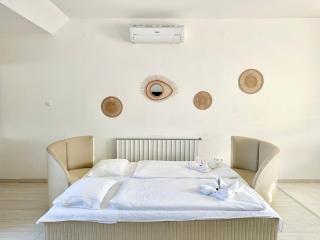 Prime Stay - Top Floor 1-Bedroom Apartment with Balcony - Budapest - 9