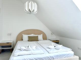 Prime Stay - Top Floor 1-Bedroom Apartment with Balcony - Budapest - 6