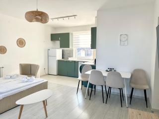 Prime Stay - Top Floor 1-Bedroom Apartment with Balcony - Budapest - 4