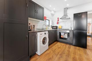 3 Bed Flat - Sleeps 8 - Parking - Wifi - 8