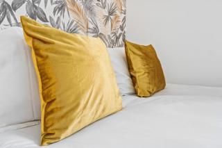 3 Bed Flat - Sleeps 8 - Parking - Wifi - 6