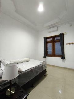 Daffodil House Proper Guest House Near Malioboro - 4