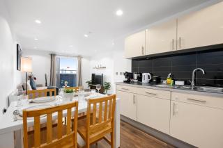 Panoramic City Views Elegant 2BR, 2 Min to Metro - 2