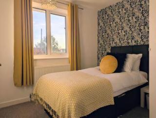 Spacious 6-Bedroom Home with Parking in Grantham - 4