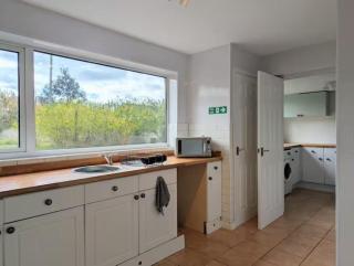 Spacious 6-Bedroom Home with Parking in Grantham - 6