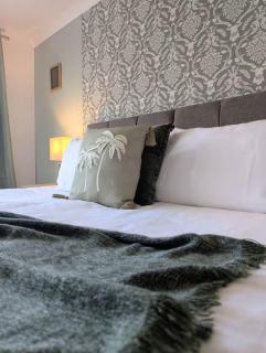 Spacious 6-Bedroom Home with Parking in Grantham - 2