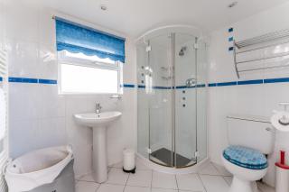 Spacious Seaside Home in Peaceful Coastal Setting - 5 Minutes Walk to the Beach - 6