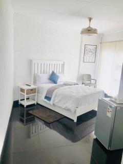 2 Seasons Guesthouse East London - 2