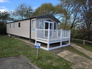 8 Berth Caravan With Front Decking At Haven Orchards In Essex Ref 15010K - 5