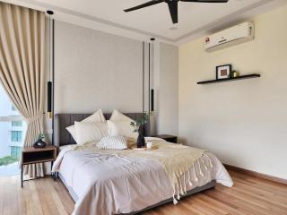 Luxury 4BR Duplex, Medini Apartment - 9