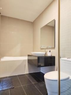 Luxury 4BR Duplex, Medini Apartment - 4