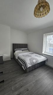 204 Porters Avenue, Dagenham - 0