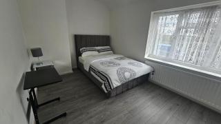 204 Porters Avenue, Dagenham - 5