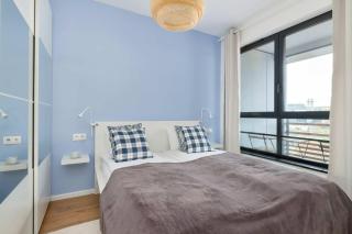 Modern Apartment with Historic Shipyard Views and Parking by Noclegi Renters - 9