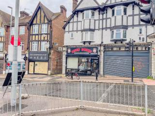 Spacious 2 BR Apartment - 2 Minutes to Station - 10 Minutes to Harry Potter Studios - 30 Minutes to London Euston - Ideal for Families & Business - Free Parking - 8