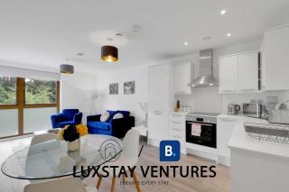 Spacious 2 BR Apartment - 2 Minutes to Station - 10 Minutes to Harry Potter Studios - 30 Minutes to London Euston - Ideal for Families & Business - Free Parking - 2