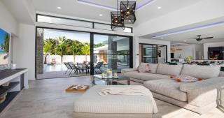 Stunning Pool Villa Curtis - 5 Bedrooms in the heart of Rawai - 2