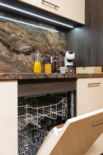 Warm and Spacious 1BR Apt - Brownie - 3