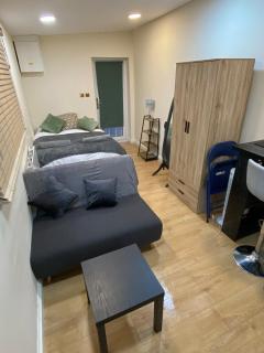 Charming Cambridge Studio with Private Garden - 0