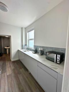 Spacious 4BR Family Home Near Beach with Parking & WiFi, Sleeps 10 - 8