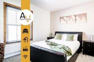 Contemporary Two-Bedroom House - Free Wi-Fi, Garden, Free Parking, Ideal for Extended Stays By AV Hughes Properties - 0