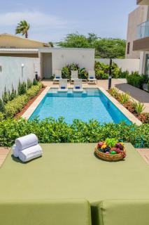 ⁠Amazing 2BR Condo w/ Gym & Pool in Prime Location - Palm-Eagle Beach - 0