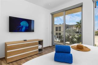 ⁠Amazing 2BR Condo w/ Gym & Pool in Prime Location - Palm-Eagle Beach - 5