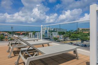 ⁠Amazing 2BR Condo w/ Gym & Pool in Prime Location - Palm-Eagle Beach - 3