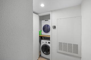 Sophisticated 2BR 2BA by TAMU, Washing Machine, Smart TV - 6