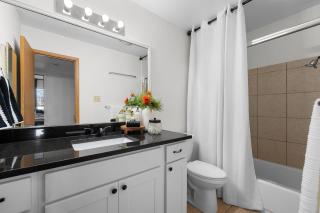 Sophisticated 2BR 2BA by TAMU, Washing Machine, Smart TV - 5