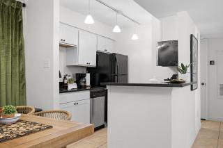 Sophisticated 2BR 2BA by TAMU, Washing Machine, Smart TV - 7