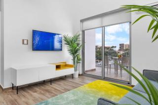 2BR2BA Condo w/ Pool & Gym – Walk to Palm Beach! - 9