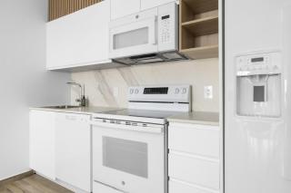 Modern 2BA2BR Condo Pool + Gym Near Palm Beach - 2