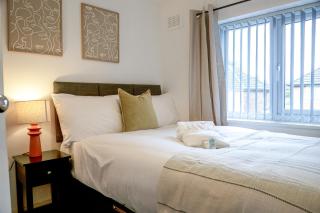 Modern 3BR Contractor Parking Sleeps 5 Fast Wi-Fi - 5