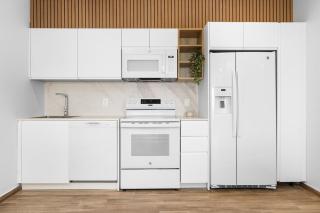 NEW 2BR Condo Pool, Gym, & Steps from Palm Beach - Palm-Eagle Beach - 3