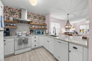 Relaxing beach getaway just steps to the shore - 6