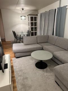 Cozy 2 bedroom, Central, Walking distance to everywhere, Elevator & 2 Balcony - 0