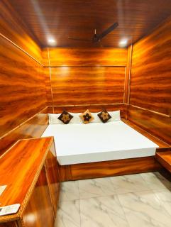 HOTEL OM PALACE NEAR MAHAKAL MANDiR - 5