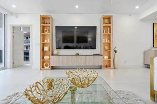 Luxury Three-Bedroom Oceanfront Apartment with Panoramic Views - 8