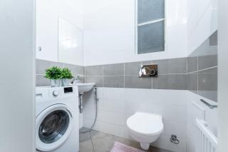 2BDR Old Town Square Apartments w Fast Wi-Fi - 8