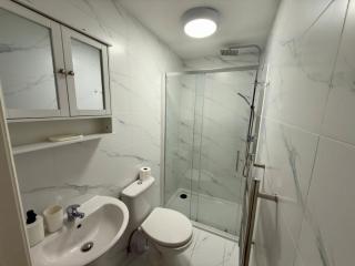 Tuebrook House 7 Bed with En-suite Sleeps 13 - 4