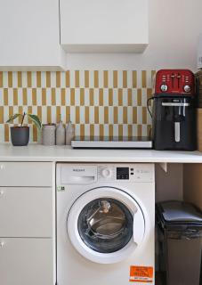 Bright Ground Floor Flat with Free Parking and Balcony Near Stoke Newington - 3