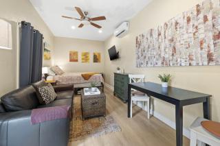 Pool and Close to dtwn w2 Bikes - 8