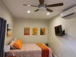 Pool and Close to dtwn w2 Bikes - 5