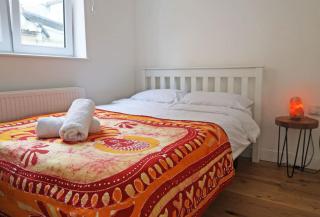 Bright Ground Floor Flat with Free Parking and Balcony Near Stoke Newington - 4