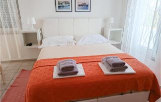 1 Bedroom Cozy Apartment In Pirovac - 2