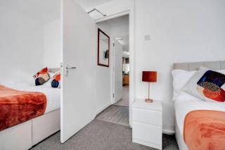 Charming 4 Bedroom Town House in Romford with City Views - 9